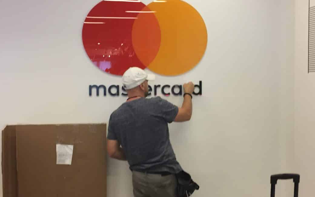 signage installers in Manhattan New York City. Sign company for retails and office sign install
